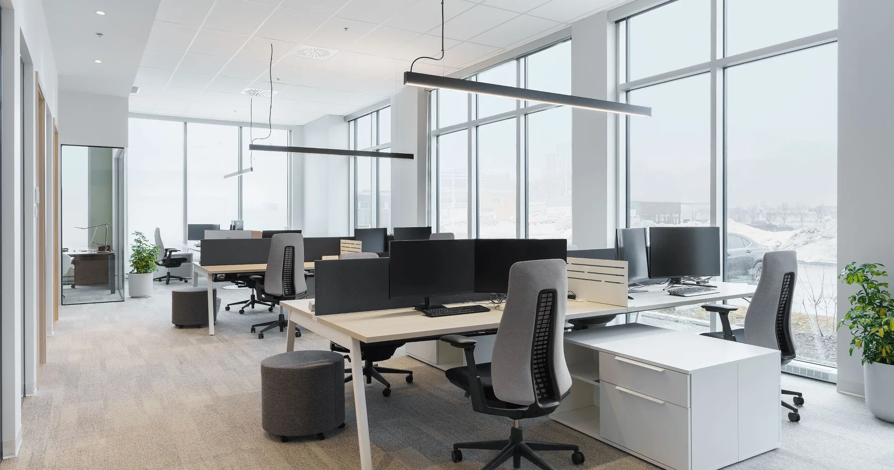 Espace de bureaux lumineux et impeccable entretenu par Espace Entretien